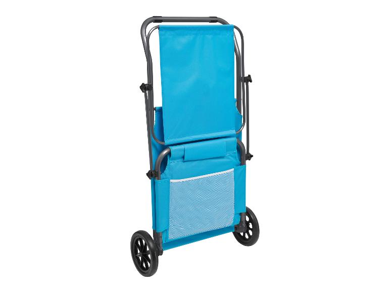 Blauwe opvouwbare stoel met wielen, perfect voor strand of camping.