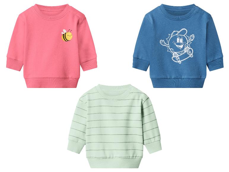 Drie baby sweatshirts: roze met een bij, blauw met een skateboarder, groen gestreept.