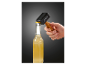 Een Parkside flesopener in de vorm van een hamer opent een fles.