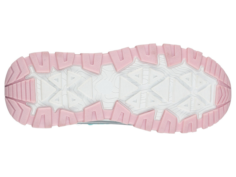 De roze zool van een witte sneaker met een ruw profiel.