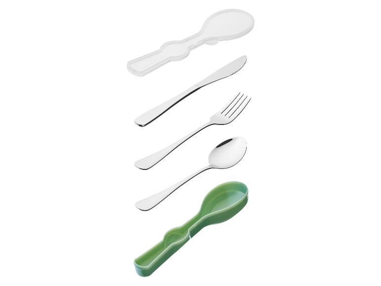 Bestekset met een transparante plastic lepelhoes en een groene plastic lepelhouder.