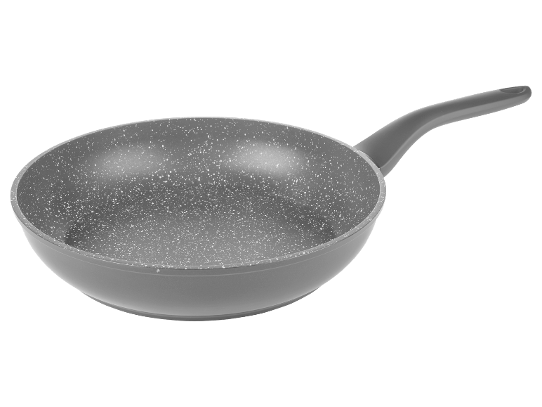 Een zwarte spikkelfrietpan.