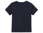 Een donkerblauw T-shirt met korte mouwen.