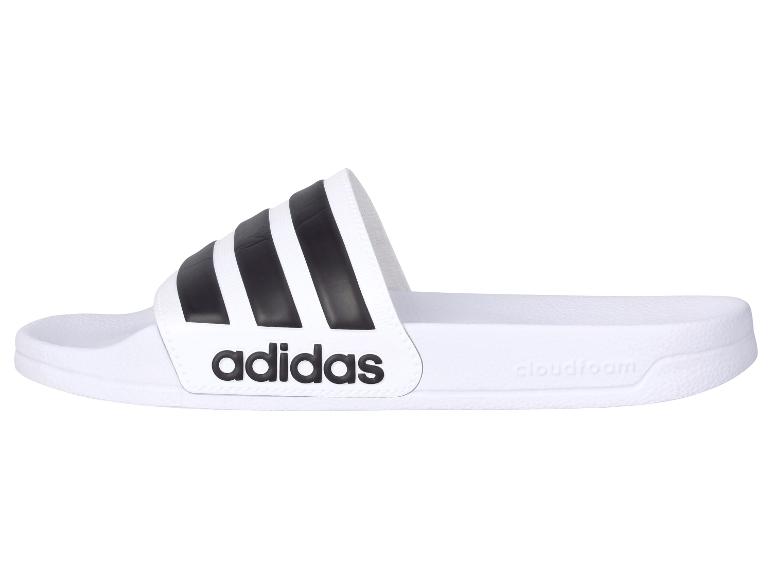 Witte Adidas slippers met drie zwarte strepen.