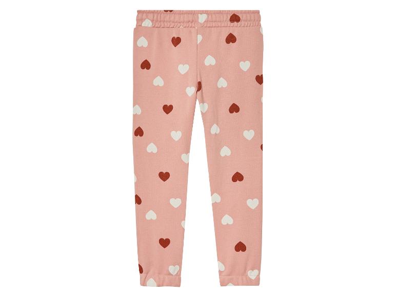Roze joggingbroek met witte en rode hartjesprint.