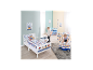 Kinderkamer met bed, speelgoedkist en tafel met puppythema.