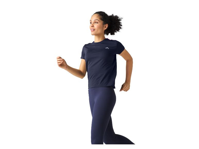 Vrouw joggend in een donkerblauw shirt en leggings.
