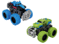 Set van twee LUPILU speelgoed monstertrucks in blauw en groen.