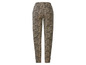 Beige broek met zwarte tijgerprint.
