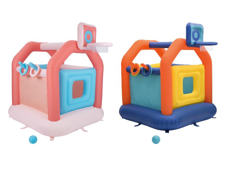 Twee opblaasbare kastelen voor kinderen: één roze en blauw, de ander oranje en blauw.