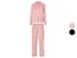Een roze pyjama met lange mouwen en lange broek.