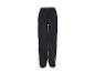 Zwarte sportbroek met elastische tailleband en wit logo op de linkerpijp.