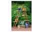 Houten rek met planten en tuingereedschap op een terras.