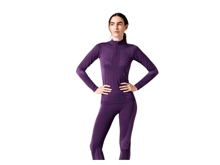 Vrouw in paarse sporttop met lange mouwen en legging.