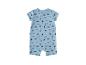 Babyromper in lichtblauw met korte mouwen en een strandpatroon van palmbomen, golven en surfplanken.