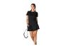 Vrouw in een zwart tennis-T-shirt en rok, met een racket.