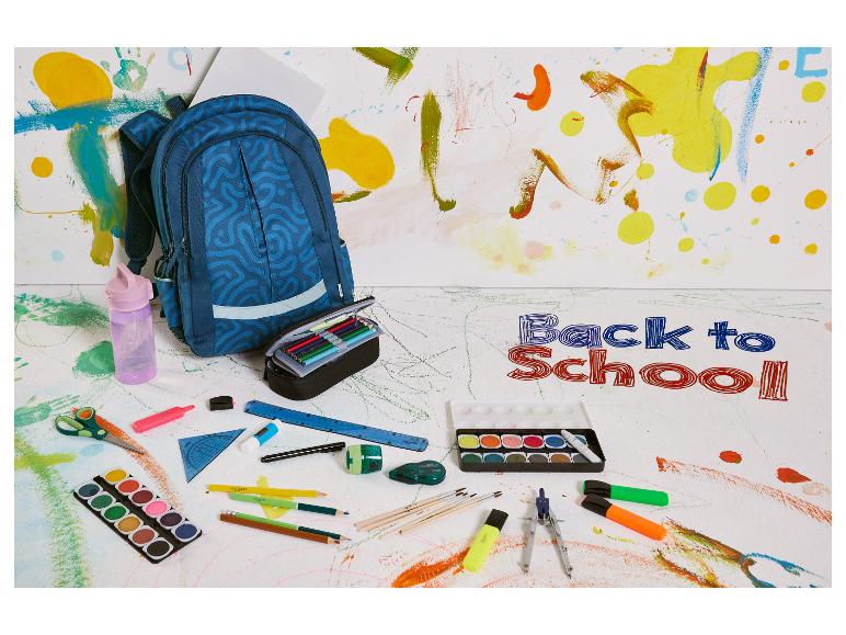Rugzak, kleurpotloden, verf en schoolspullen voor de terugkeer naar school.