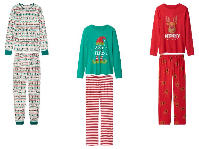 Drie kerstpyjama-sets: één met patroon, één met elf en één met rendier.