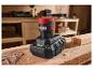 PARKSIDE® 12 V / 2 Ah accu en 2,4 A lader op een houten werkbank met schroeven.