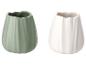 Twee keramische vazen, één saliegroen en één gebroken wit, met een geribbeld patroon.