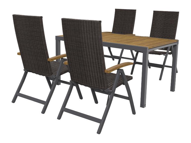 Tuinmeubelen: een rechthoekige tafel met een houten blad en vier donkerbruine gevlochten stoelen.