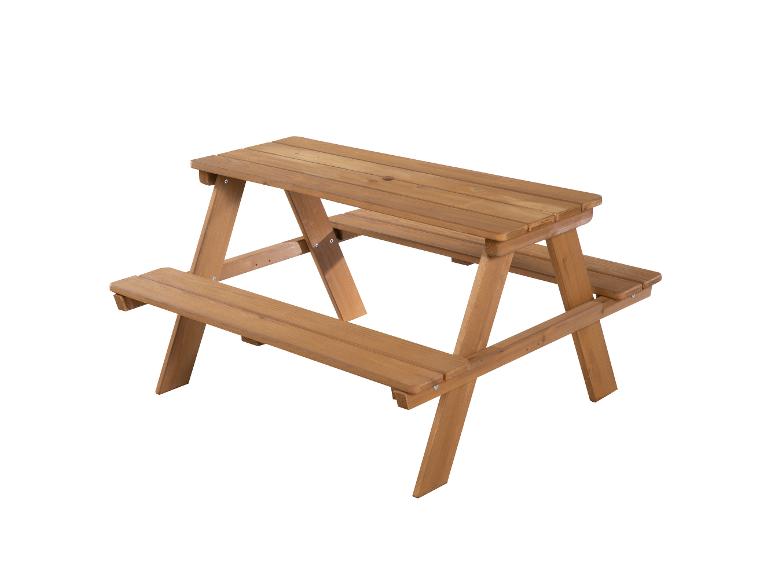 Houten picknicktafel met banken op een witte achtergrond.
