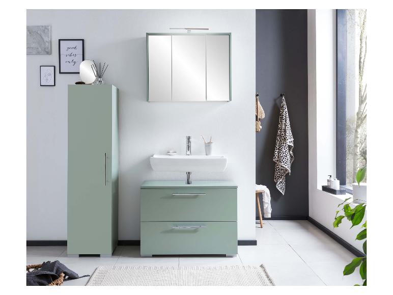 Moderne badkamer met saliegroen badmeubel, hoge kast en spiegelkast.