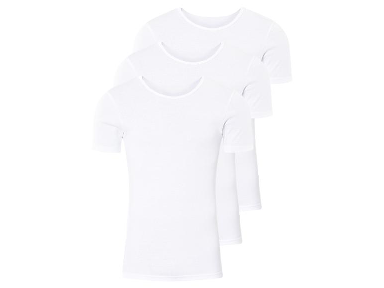 Drie witte T-shirts met korte mouwen.