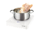 Pasta kookt in een pan op een witte inductiekookplaat.