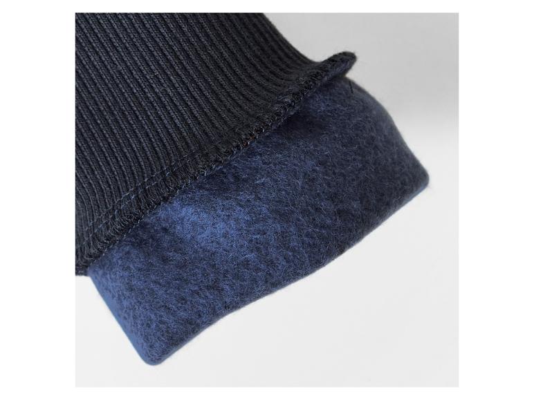 Close-up van een donkerblauwe geribbelde manchet met fleece voering.