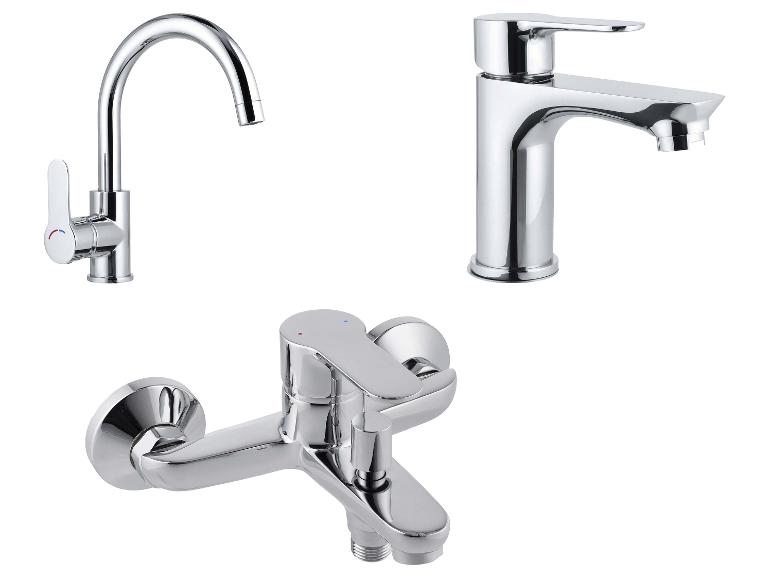 Drie chromen badkamer- en keukenkranen met modern design.
