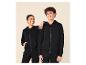 Twee lachende kinderen in zwarte hoodies met rits en joggingbroeken.