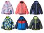 Zes kinderwinterjassen in diverse kleuren en patronen, waaronder dierenprints en kleurblokken.