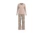 Dames pyjamaset met lange mouwen in beige met bloemenpatroon en 'Stay Cozy' tekst.