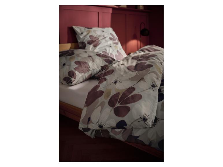 Bloemenprint beddengoed op een houten bed.