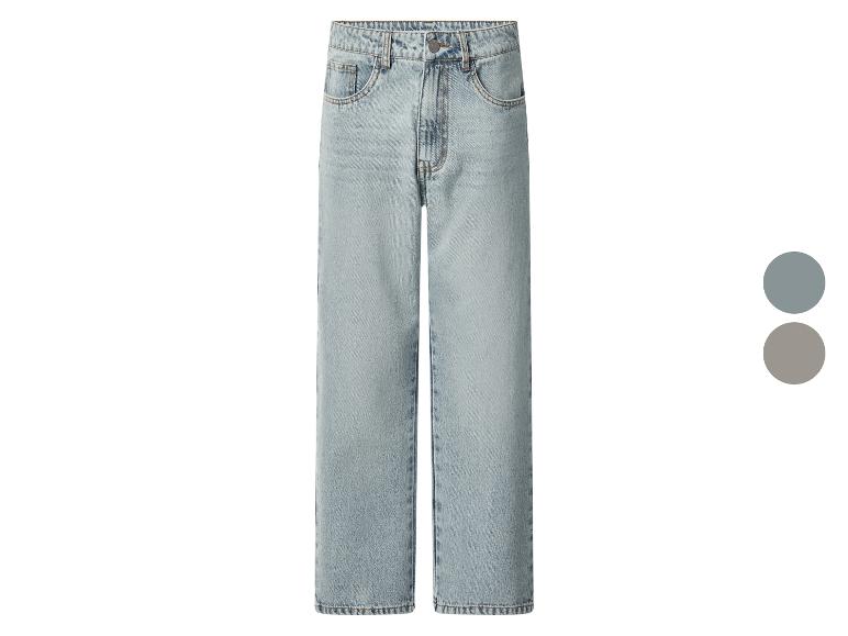 Lichtblauwe jeans met rechte pijpen en twee kleuropties ernaast.