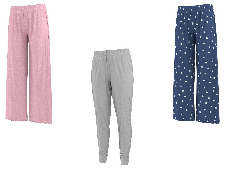 Drie dames pyjamabroeken: roze met witte stippen, grijs en blauw met madeliefjes.