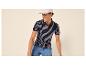Jonge man in gestreept blauw-wit poloshirt, jeans en pet, lachend.