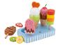 Houten speelset met ijs en fruit op een blauw gestreepte dienblad.