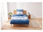 Een bed met blauwe dekbedovertrek met rendieren en sneeuwvlokken print.