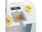 Houten speelgoedfriteuse met patatjes.