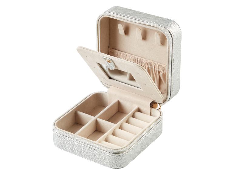 Zilveren sieradendoosje met vakjes voor ringen en oorbellen.