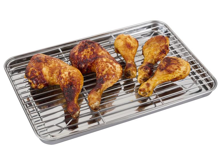 Gegrilde kippenpoten en drumsticks op een metalen rooster.