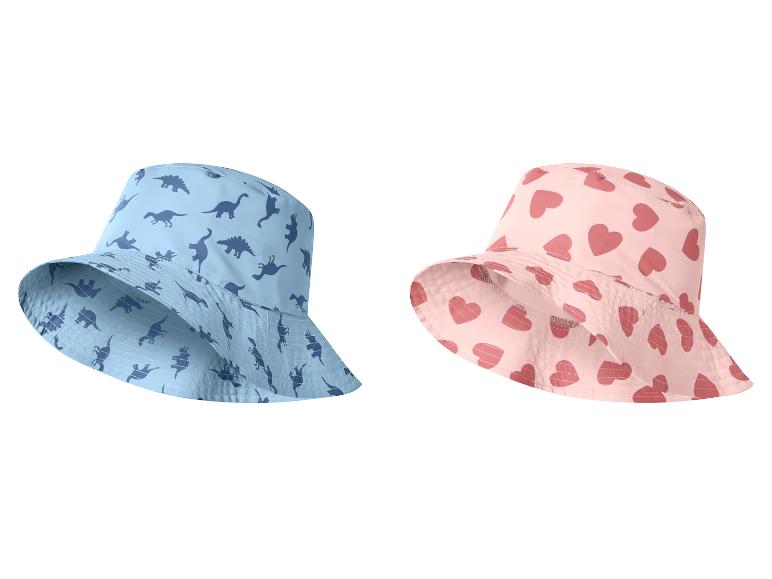 Twee kinder bucket hats: één blauw met dinosaurussen en één roze met hartjes.