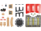 Houten speelgoedtreinset met rails, bruggen, locomotief, figuur en accessoires.