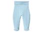 Lichtblauwe babybroek met voetjes en brede tailleband.