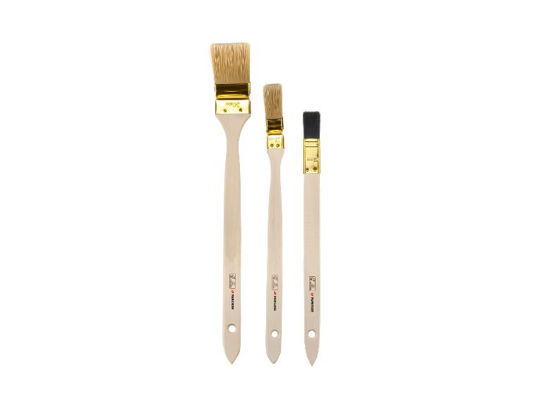 Set van drie verfkwasten met houten handvatten, verschillende maten en borsteltypes.