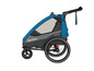 Een blauwe Qeridoo Sportrex2 fietskar met twee grote wielen.
