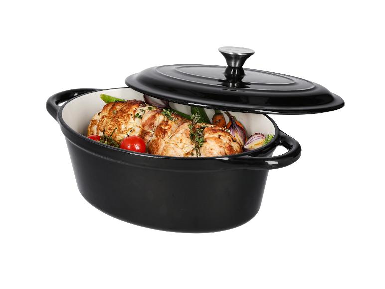 Een zwarte kookpot met vlees en groenten erin.