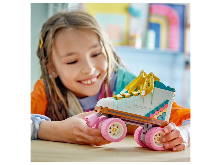 Een kind dat een LEGO-schaats op wielen vasthoudt.